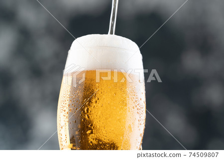 Beer pouring 74509807