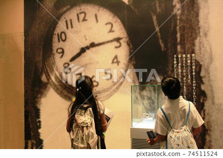 孩子們在廣島和平紀念資料館觀察停下的鐘 孩子們在廣島和平紀念資料館觀察停下的鐘 74511524