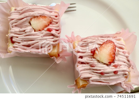 草莓勃朗峰豪華美味美味甜點 草莓勃朗峰豪華美味美味甜點 74511691