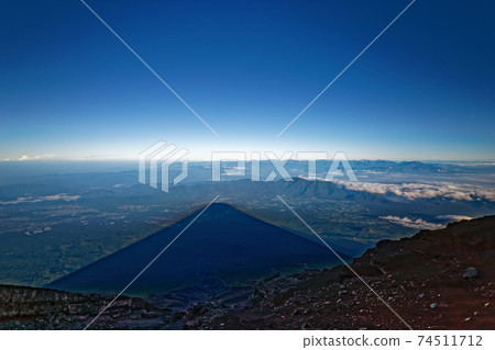 富士山的陰影富士山和朝霧高原的景觀/南阿爾卑斯山 74511712
