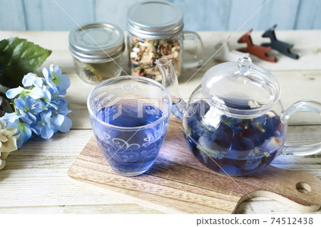 蝴蝶豌豆藍色涼茶在玻璃茶壺和杯子 蝴蝶豌豆藍色涼茶在玻璃茶壺和杯子 74512438