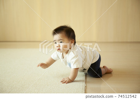 嬰兒在客廳裡徒步旅行 74512542