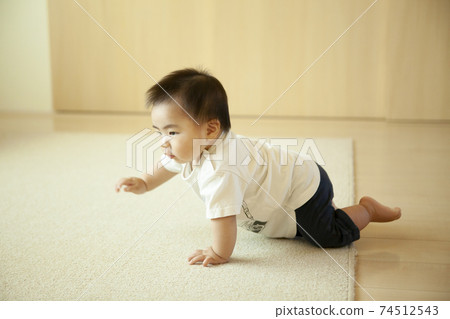 嬰兒在客廳裡徒步旅行 嬰兒在客廳裡徒步旅行 74512543