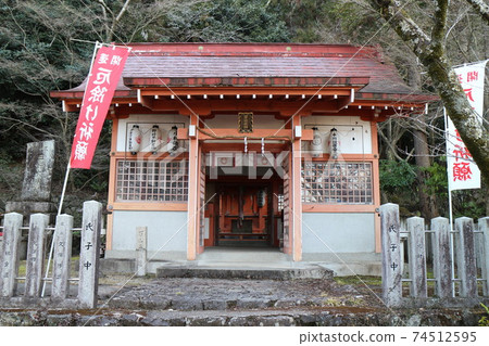 Wakayama Shrine Wakayama Shrine 74512595