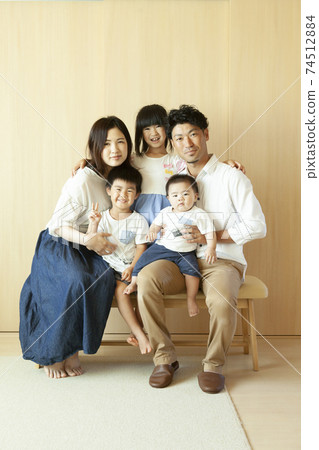 一家五口的肖像 74512884