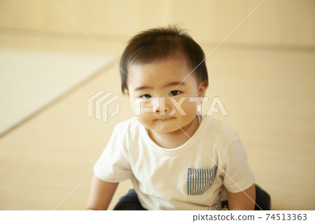 嬰兒坐在客廳裡 嬰兒坐在客廳裡 74513363