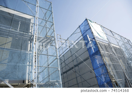 有腳手架的新房屋建築工地的風景 有腳手架的新房屋建築工地的風景 74514168
