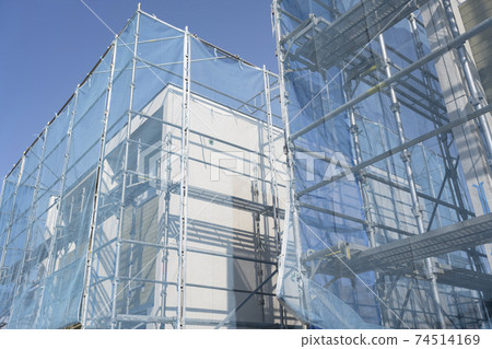 有腳手架的新房屋建築工地的風景 有腳手架的新房屋建築工地的風景 74514169