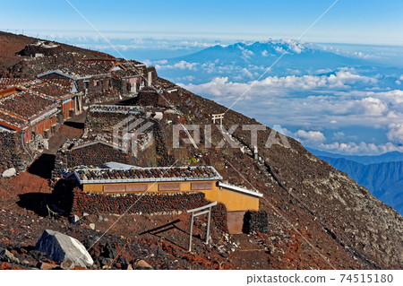 富士山和富士吉田山頂的山間小屋和八岳的景色 富士山和富士吉田山頂的山間小屋和八岳的景色 74515180