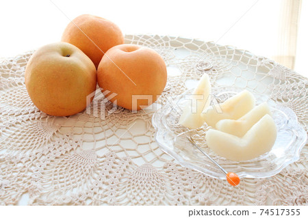Cut pear 74517355