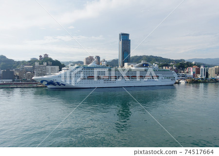 客船停泊在基隆港 74517664