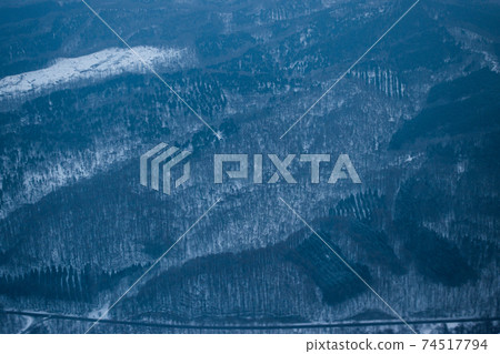 Chitose city with snowy scenery seen from the window of an airplane 74517794