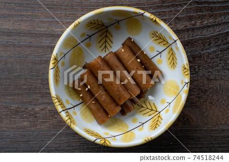 Simmered burdock 74518244