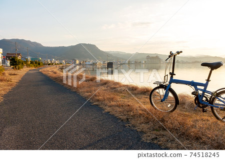 Lakeside dusk Cycling image (Togo Pond) Lakeside dusk Cycling image (Togo Pond) 74518245