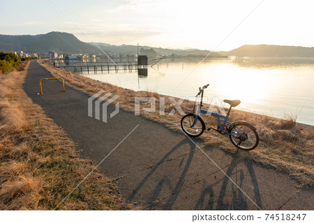 湖畔黃昏單車圖片(多哥池塘) 湖畔黃昏單車圖片(多哥池塘) 74518247
