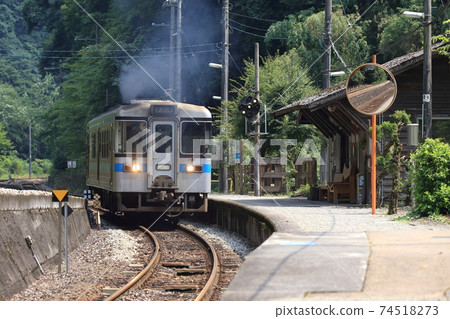 Type 1000 that enters Tsubojiri Station, one of the most unexplored stations in Japan 74518273
