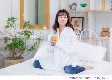 少婦在床上的吃酸奶 少婦在床上的吃酸奶 74518729