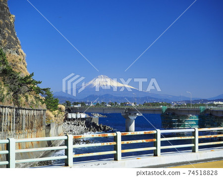 Shizuoka Prefecture Ishibe Kaijobashi and Fuji February 74518828