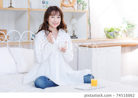 少婦在床上的吃酸奶 少婦在床上的吃酸奶 74518862