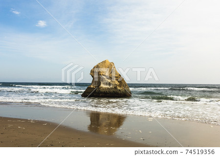 Rocks on the coast of Kokubu-cho, Hitachi City, Ibaraki Prefecture 74519356