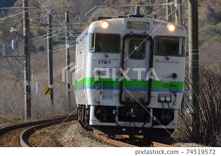 Kiha 40 series railcar near Tomiura Station on the Muroran Main Line Kiha 40 series railcar near Tomiura Station on the Muroran Main Line 74519572