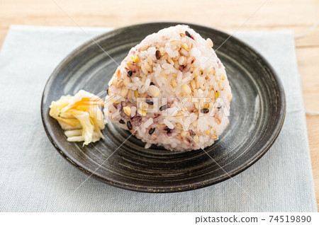 Millet onigiri 74519890