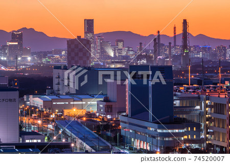 《神奈川縣》川崎市大島京濱工業區工廠的夜景 《神奈川縣》川崎市大島京濱工業區工廠的夜景 74520007