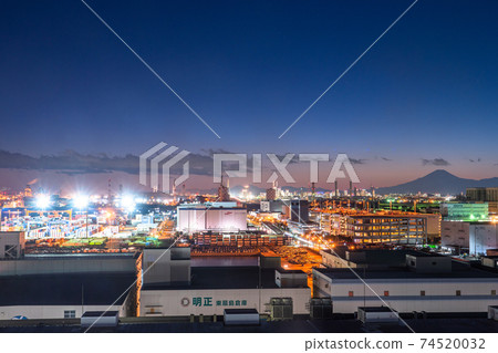 《神奈川縣》川崎市大島京濱工業區工廠的夜景 74520032
