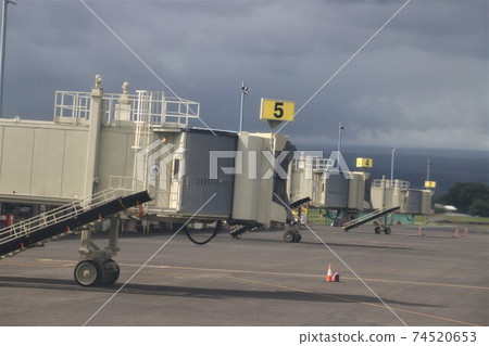 I went to Hilo Airport by Hawaiian Airlines I went to Hilo Airport by Hawaiian Airlines 74520653