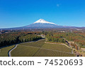 無人駕駛飛機拍攝白雪皚皚的富士山和空中茶園 74520693