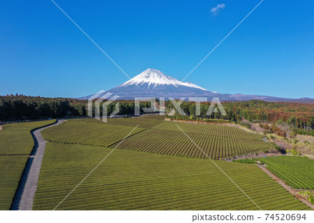 無人駕駛飛機拍攝白雪皚皚的富士山和空中茶園 無人駕駛飛機拍攝白雪皚皚的富士山和空中茶園 74520694
