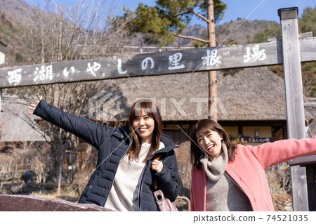 Two women sightseeing in a Japanese-style house ≪Photographing cooperation: Saiko Iyashi no Sato Neba≫ Two women sightseeing in a Japanese-style house ≪Photographing cooperation: Saiko Iyashi no Sato Neba≫ 74521035