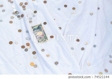 提供資金的形象。神社的形象。 74521144