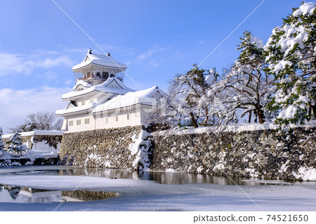 Toyama Castle Ruin Park in heavy snow 74521650