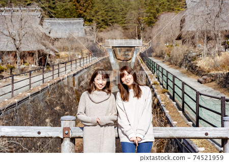 兩個女人在日式房子裡觀光≪拍攝合作：佐藤齋子佐藤≫ 74521959