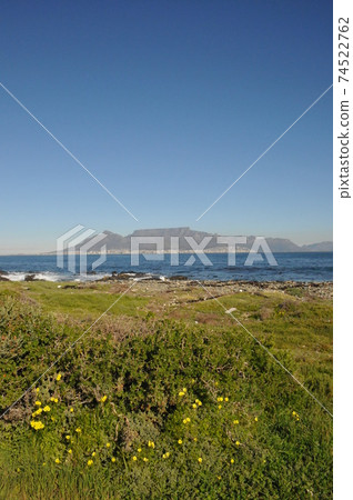 桌山的遙遠景色從羅本島,曼德拉總統在南非開普敦被安置的監獄。 桌山的遙遠景色從羅本島,曼德拉總統在南非開普敦被安置的監獄。 74522762