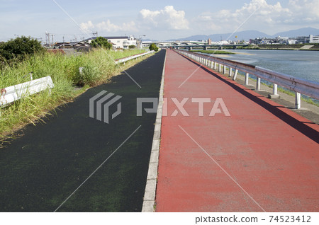 大阪市住之江區的風景沿海岸的道路是直的。 大阪市住之江區的風景沿海岸的道路是直的。 74523412