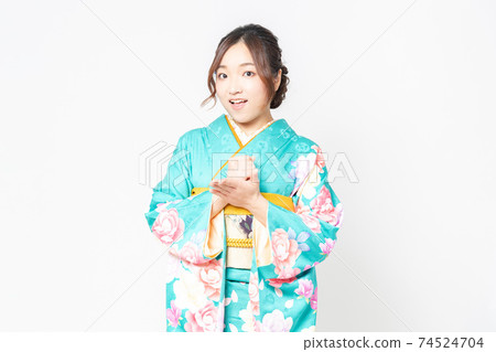 站立在白色背景前面和做令人信服的姿態的furisode的一名婦女 74524704