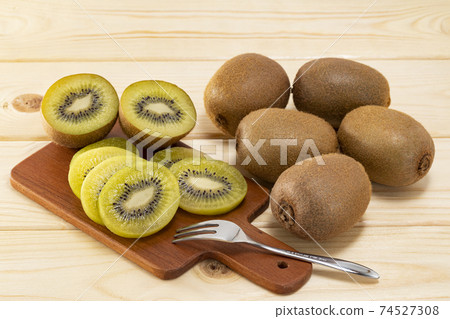 綠色獼猴桃放在木紋桌上 74527308