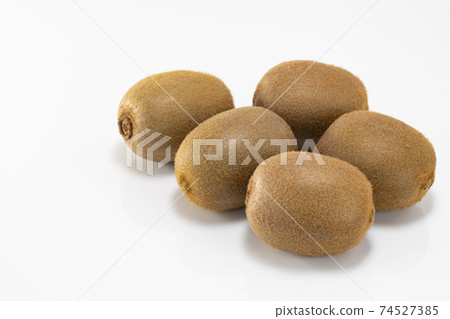 Green kiwi lined up on a white background Green kiwi lined up on a white background 74527385