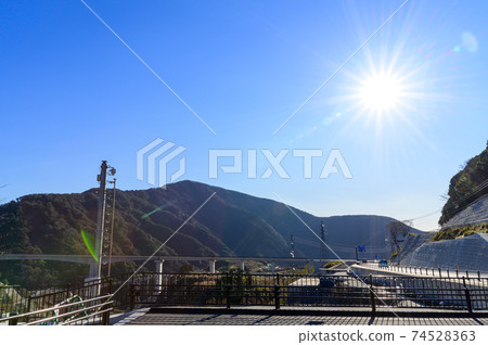 美麗的晴朗天空拍攝的新麻生大橋“重建之橋” 2021年2月日本熊本縣南麻生 美麗的晴朗天空拍攝的新麻生大橋“重建之橋” 2021年2月日本熊本縣南麻生 74528363