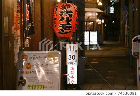 日本新橋，電暈東京的東京都市風景。 Yanagi-dori處於緊急狀態... = 2021年2月14日 74530081