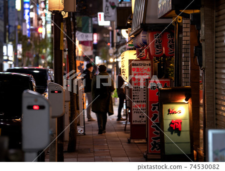 日本新橋,電暈東京的東京都市風景。 Yanagi-dori處於緊急狀態... = 2021年2月14日 日本新橋,電暈東京的東京都市風景。 Yanagi-dori處於緊急狀態... = 2021年2月14日 74530082