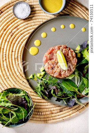 Tuna tartare with green salad 74530511