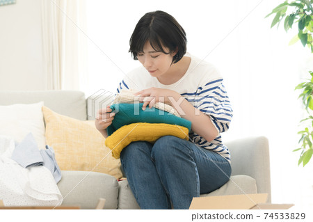 一個組織不必要物品的女人 74533829