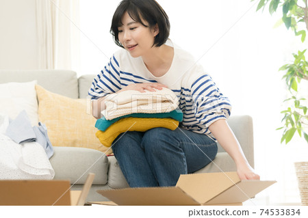 一個組織不必要物品的女人 一個組織不必要物品的女人 74533834