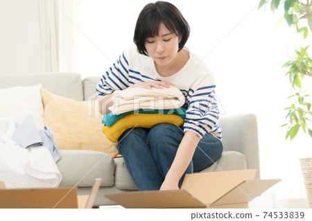 A woman who organizes unnecessary items A woman who organizes unnecessary items 74533839