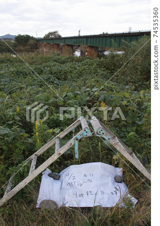 Stepping and taking place by "shooting iron" Stepping and taking place by "shooting iron" 74535360