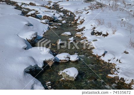 Snowy scenery of Matsukawa [taken from Hakuba Bridge] 74535672