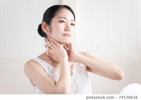 女人摸脖子 74536616